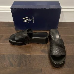 Black banded mesh casual sandal w/ 2.25” platform heel sz 8